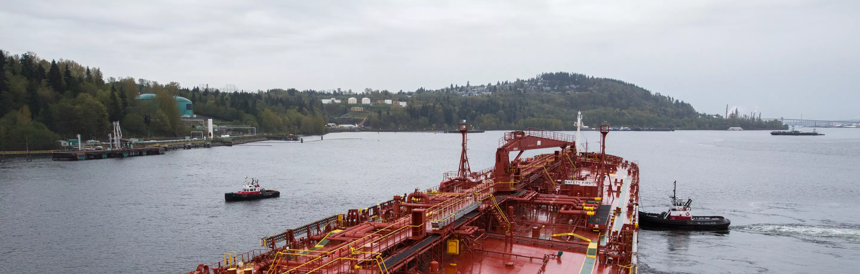 Tugs escorting liquid bulk ship 